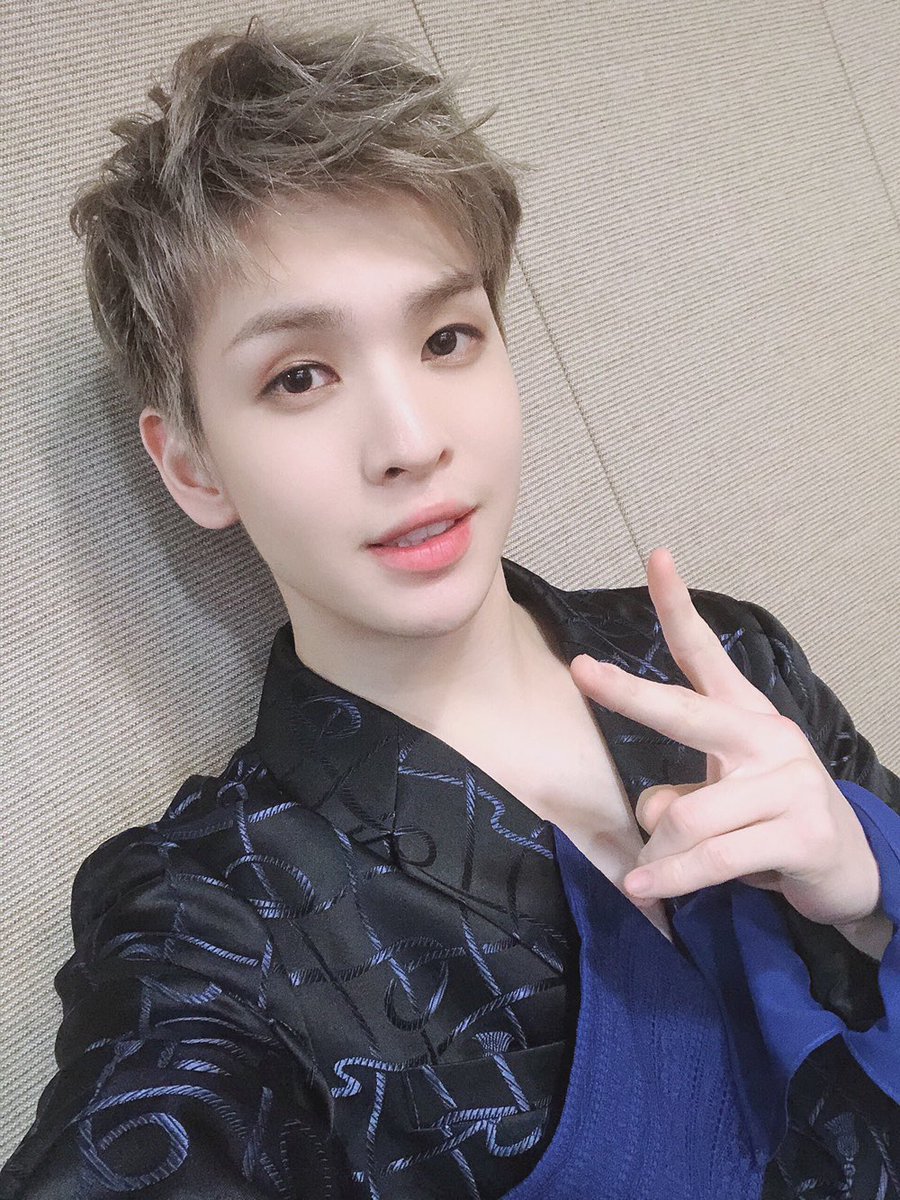 CRAVITY_twt's tweet photo. 러비티 오늘 #음악중심 무대 어땠나요?? 주말이니까 푹 쉬세요~~ ^3^ 

#크래비티 #앨런 https://t.co/Hles4Mozf7