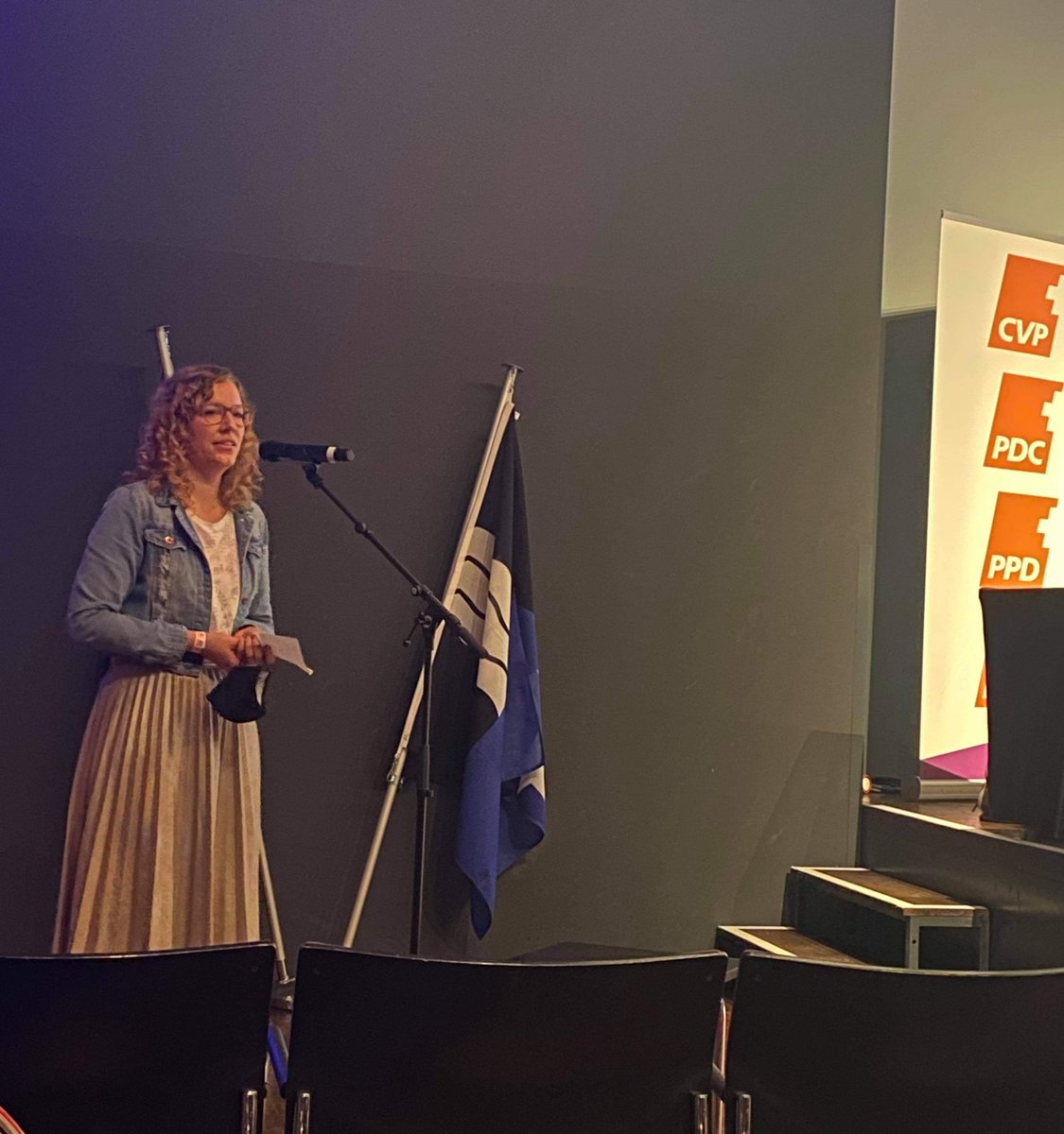 LauraCurau's tweet photo. Vielen Dank an dir engagierten Mitkämpfenden aus der CVP für die Konzernverantwortungsinitiative an der #dvcvp. Wir konnten die Meinungsvielfalt der Partei zeigen und die wichtigen Argumente platzieren. Wir sind viele und wir engagieren uns im @BuergKomitee #KoviJa #Abst20 https://t.co/K3FGL1uNMh