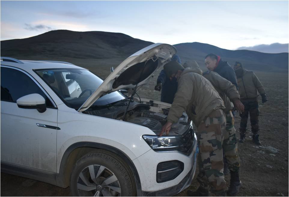 PIB_India's tweet photo. Indian Army rescues Chinese citizens who lost their way in the plateau area of North Sikkim at an altitude of 17,500 feet on 3rd September 2020.

Medical assistance was provided to protect them from extreme altitude and harsh climatic conditions.

Read: https://t.co/lej0KIOdgO https://t.co/6EvS2x8Un8