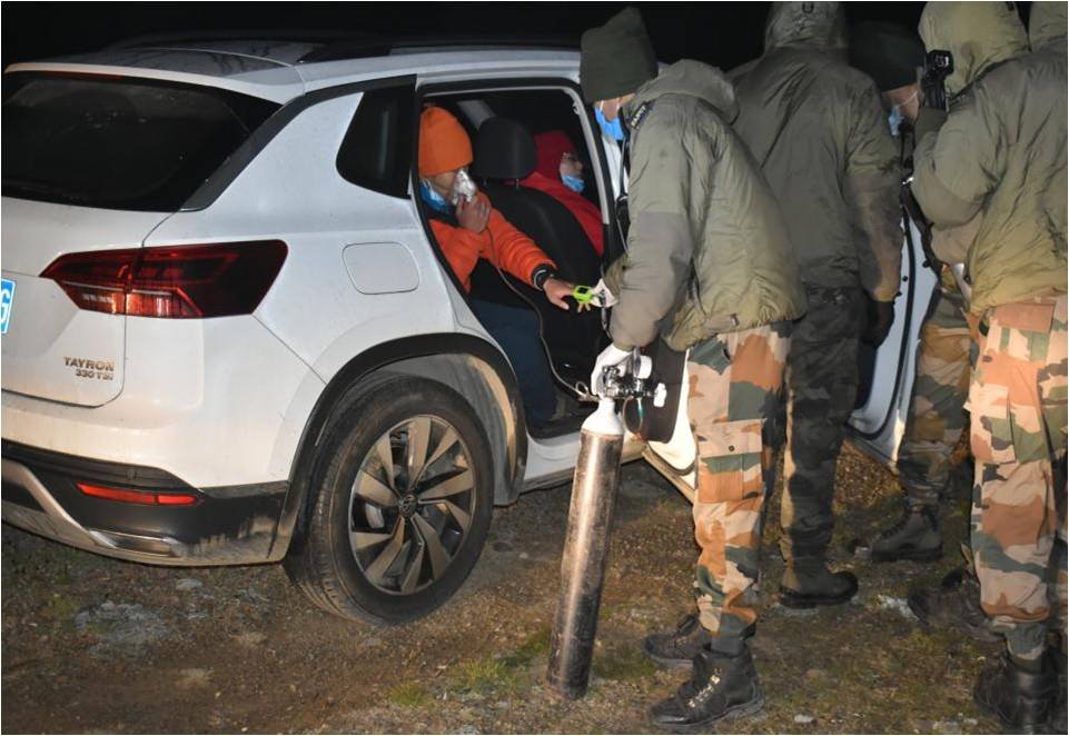 PIB_India's tweet photo. Indian Army rescues Chinese citizens who lost their way in the plateau area of North Sikkim at an altitude of 17,500 feet on 3rd September 2020.

Medical assistance was provided to protect them from extreme altitude and harsh climatic conditions.

Read: https://t.co/lej0KIOdgO https://t.co/6EvS2x8Un8