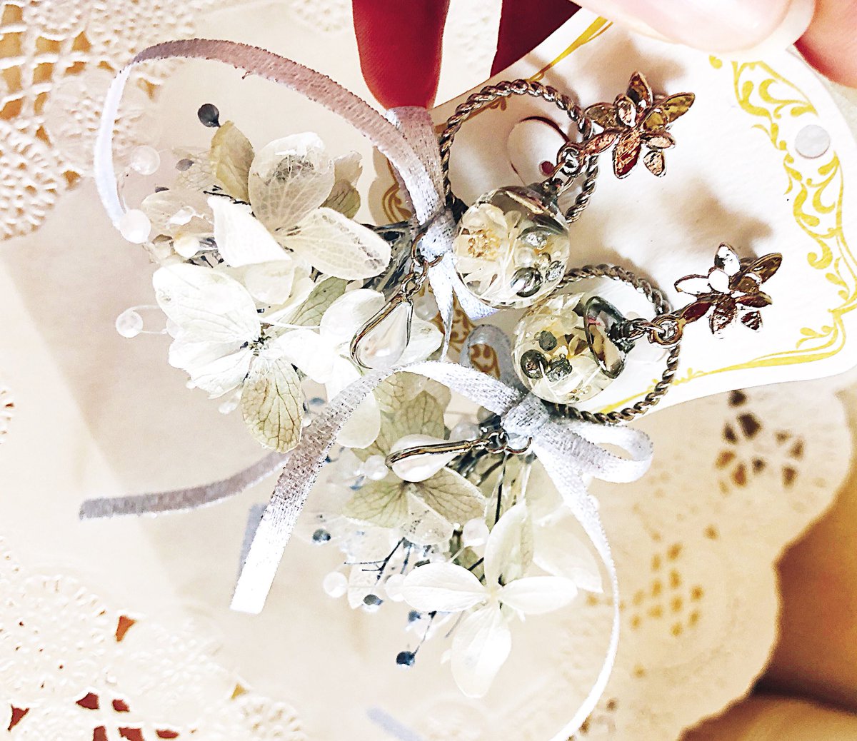 Flowball1's tweet photo. 実は本日の結婚式を挙げた友人、ウエディングアクセサリーのイヤリングを私にオーダーしてくれたのでした💕
小学生からの付き合いの友達…
四季彩飴玉『霜影』の特別ver.
友人のために渾身の力を込めて贈りました💕
はちゃめちゃににあってて綺麗で胸がいっぱいでした( ᵒ̴̶̷̥́௰ᵒ̴̶̷̣̥̀     )💕 https://t.co/9OHDfEnYye