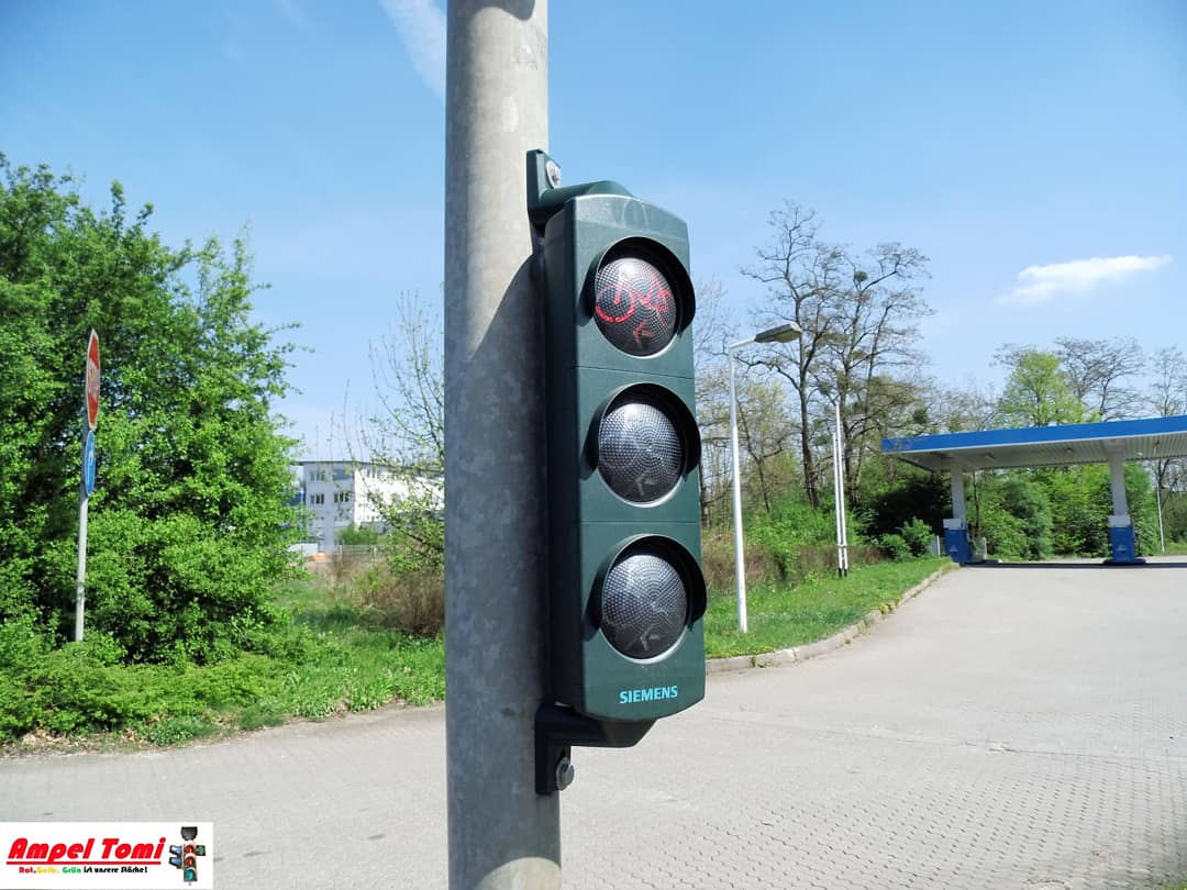 AmpelTomiDe's tweet photo. Swarco Futura Mini mit Siemens-Firmenlogo "Magazinstraße" Dresden

#ampel #ampelanlage #verkehrsampel #trafficlight #verkeerslicht #stoplicht #siemens #swarco #swarcofuturit #futurit #futura #mini #futuramini #kleinsignalgeber #futurled3 #40v #ocit #dresden https://t.co/guEQRU2AHs