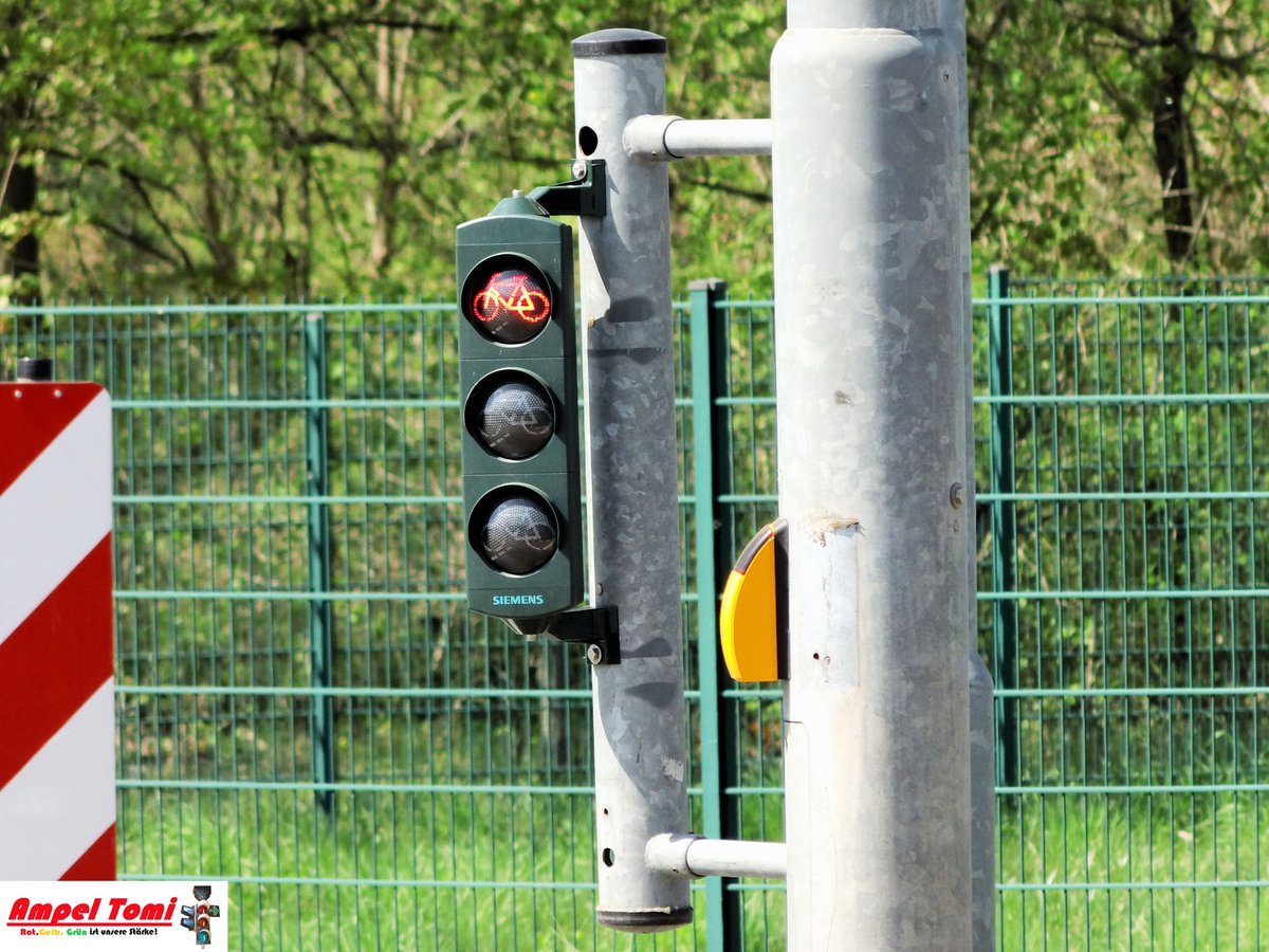 AmpelTomiDe's tweet photo. Swarco Futura Mini mit Siemens-Firmenlogo "Magazinstraße" Dresden

#ampel #ampelanlage #verkehrsampel #trafficlight #verkeerslicht #stoplicht #siemens #swarco #swarcofuturit #futurit #futura #mini #futuramini #kleinsignalgeber #futurled3 #40v #ocit #dresden https://t.co/dCxqEDZib6