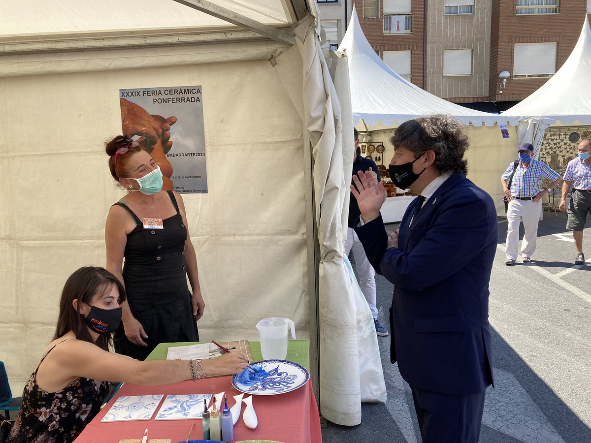 Con los artesanos de la Feria de la Cerámica en la apertura de este mediodía. Pero también hay que acordarse de los sectores que están sufriendo una planificación inexistente y unos criterios demasiado volubles. El Ayuntamiento debe, en la medida de lo posible, defender a tod@s