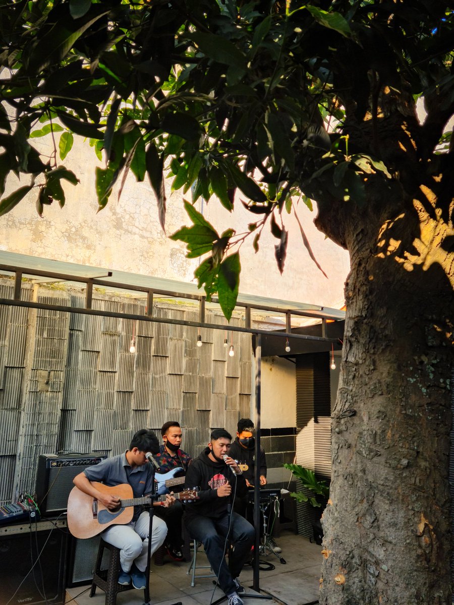Panacea_coffee's tweet photo. @ngalamfess Di @CoffeePanacea setiap weekend kami selalu ditemani oleh live music mulai dari jam 16.00-20.00 https://t.co/6fMWmKY25o