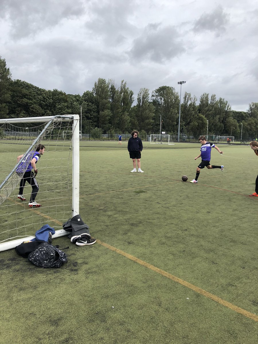 DTFCHull's tweet photo. Kick around with a few of the lads in preparation for Wednesday’s game ⚽️ #DTHull🟣⚪️ https://t.co/kCUES4OMjb