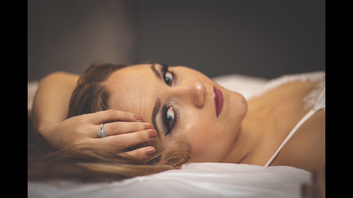MalloryCThayer's tweet photo. This needs to be a thread of boudoir shots so i can get more ideas for my next one. https://t.co/Z0XKT2UOH1