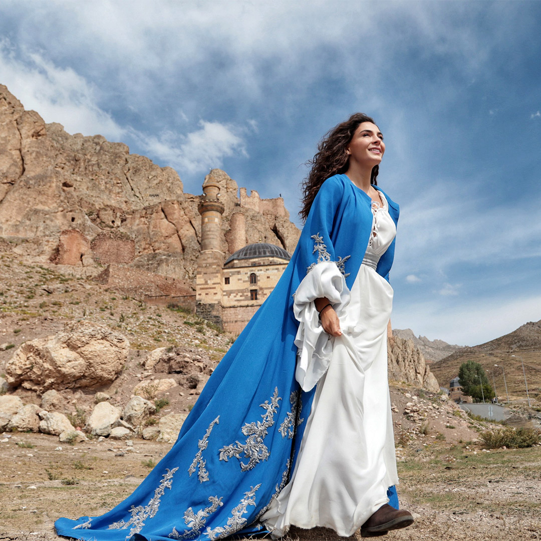 HercaiDizi's tweet photo. #ReyMir çiftinin dillere destan aşk hikayesine hazır mıyız? ❤️
#Hercai çok yakında #atv'de 🧿🦋
@atvcomtr @MiaYapim https://t.co/bxe6HQCMRH