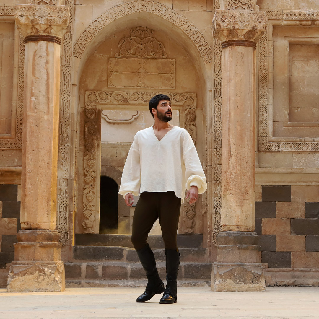 HercaiDizi's tweet photo. #ReyMir çiftinin dillere destan aşk hikayesine hazır mıyız? ❤️
#Hercai çok yakında #atv'de 🧿🦋
@atvcomtr @MiaYapim https://t.co/bxe6HQCMRH