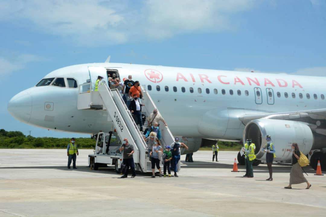 R_Malmierca's tweet photo. El turismo de #Canada apuesta por la oferta segura de #Cuba. Con esta operación en los cayos de Jardines del Rey en #CiegodeAvila reanudamos el turismo internacional en tiempos de pandemia #COVID19. #SomosCuba https://t.co/8uDmbBUSW2