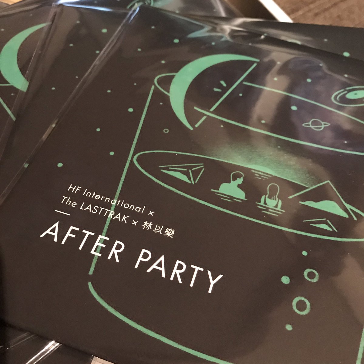 sfmilk's tweet photo. 昨日9/4からThe LASTTRAK verの配信が始まりました。
そして、レコードの完成品が届きました!
音源、ジャケット、レーベル面のデザインすべてパーフェクトです!
予約は👇👇👇で絶賛受付中です!
https://t.co/MeEbL9G3LA
#hfinternational #thelasttrak #林以樂 #SkipSkipBenBen #trap #disco https://t.co/rz3DgBCZCW
