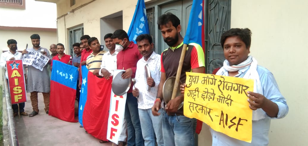Rahulkumaraisf's tweet photo. #5Baje5Minutes 
#ताली_थाली_घंटी_बजाएं
#बहरी_सरकार_को_उसी_के_अंदाज_में_जगाएं
#AISF https://t.co/pJBfgda003