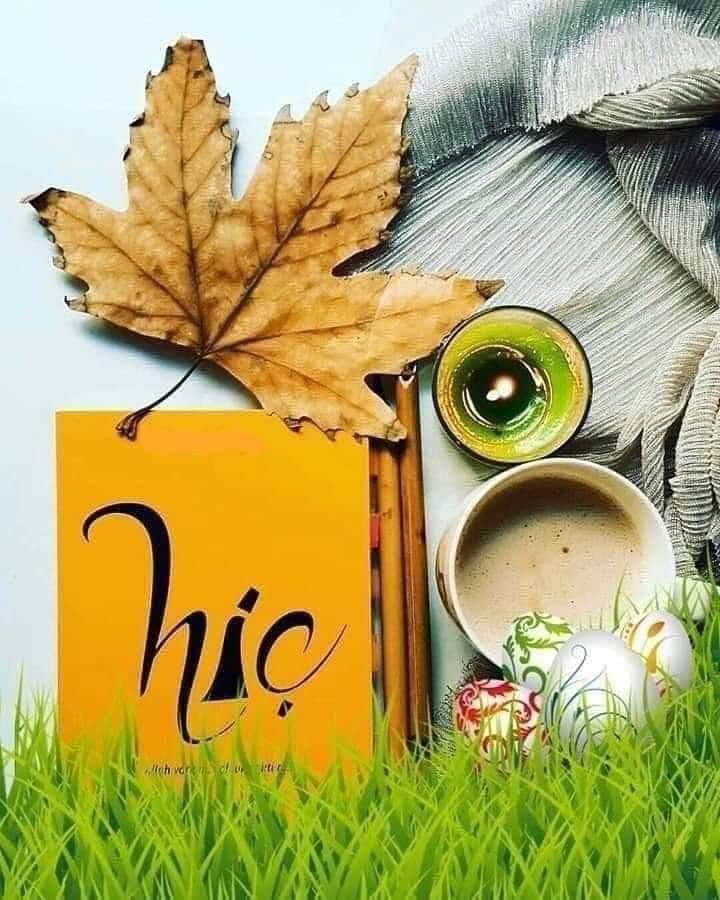 Bazen sorarım kendime,
Ben neyim kimim diye ..
Sonra bir sela duyarım,
Cevapları söylercesine ..
Sen aldığın nefesin emanetçisi,
Gelip geçiçi bir bedenin refakatçisi😔