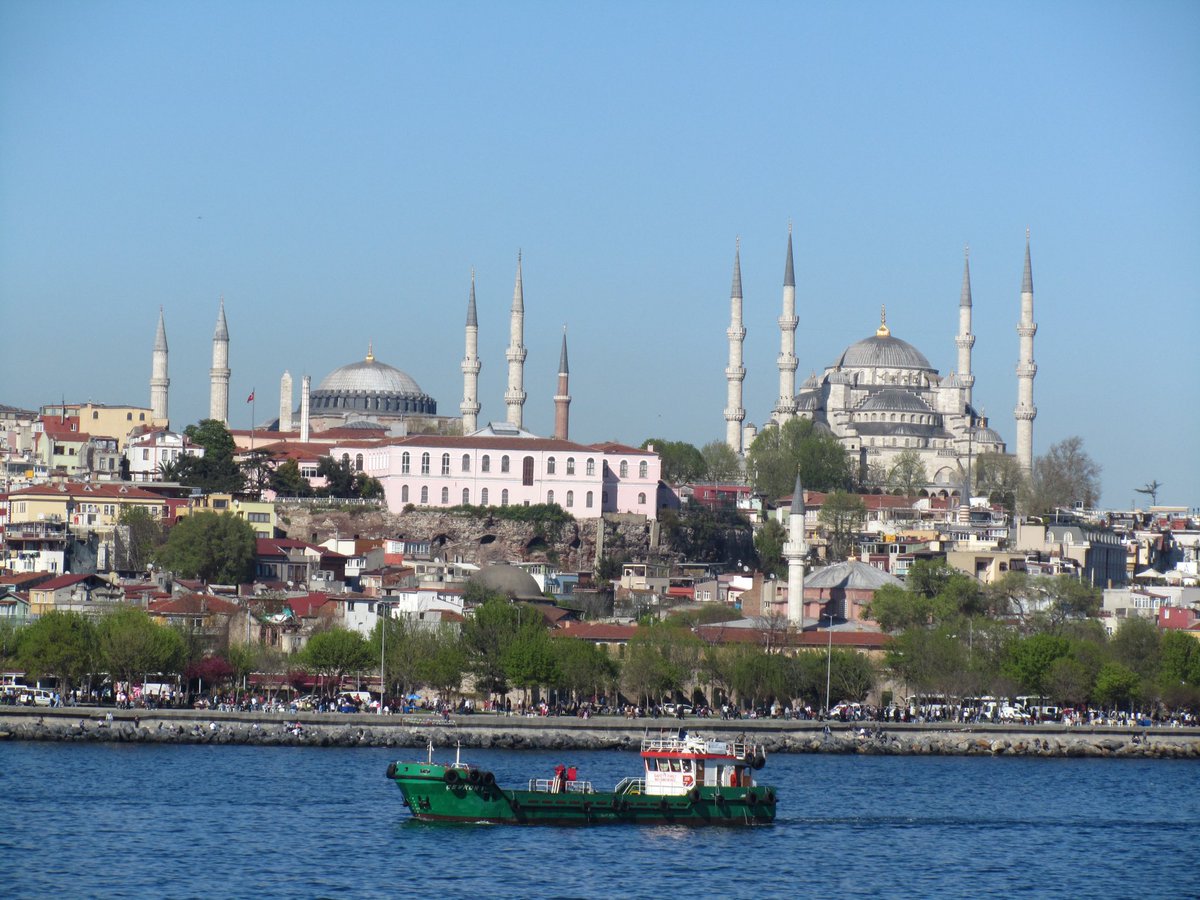 Merhaba ben de Twitter'a dahil oldum. 😊İSTANBUL,Bu şehirde bir kareye kaç öykü sığar. Kimbilir kaç tez kaç makale hazırlanmıştır? Marmara Denizi'nden Hipodrom, Küçük ve Büyük Ayasofya 😊, Sultanahmet Cami hepsi bir arada. Teknelerle Haliç ve Boğaz gezilerini bu tarafta uzatmalı.