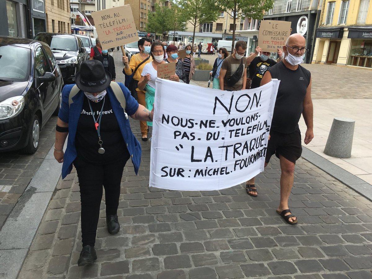 La manifestation contre le téléfilm Fourniret « La Traque » d’Yves Rénier vient de démarrer à Sedan. Elle a regroupé à peine dix personnes ⁦@UnionArdennais⁩