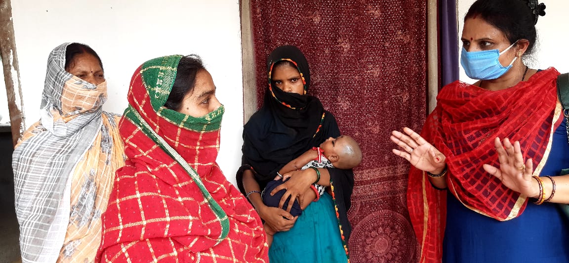 PrerakBharat's tweet photo. Addressing nutritional challenges. Bridging the nutrition gap, Anganwadi workers in district #Saharsa interacting with #beneficiaries and counselling them on its importance.  #Poshanmaah2020 #PoshanAbhiyaan  #NutritionMonth 
#PoshanTyoharSeVyavahar 
@POSHAN_Official 
@MinistryWCD https://t.co/cJ474odFsg