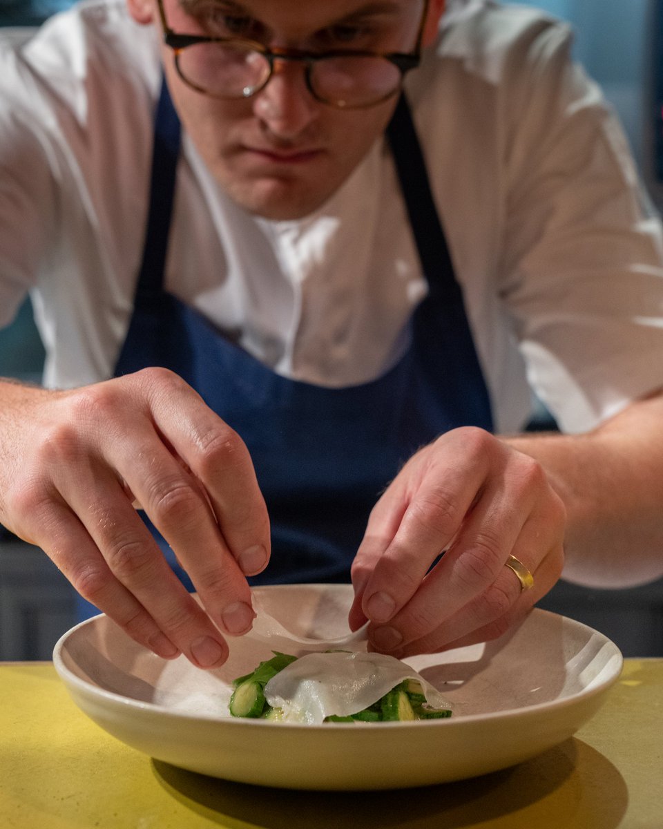 In Enghave Square, one of Vesterbro’s prime urban spaces, you’ll find this local gem👨🏼‍🍳 At @restaurant_tolv they have an earthy approach to handpicking fresh Danish produce and maintaining their wine list, and it’s easy to taste that they know exactly what they’re doing⭐