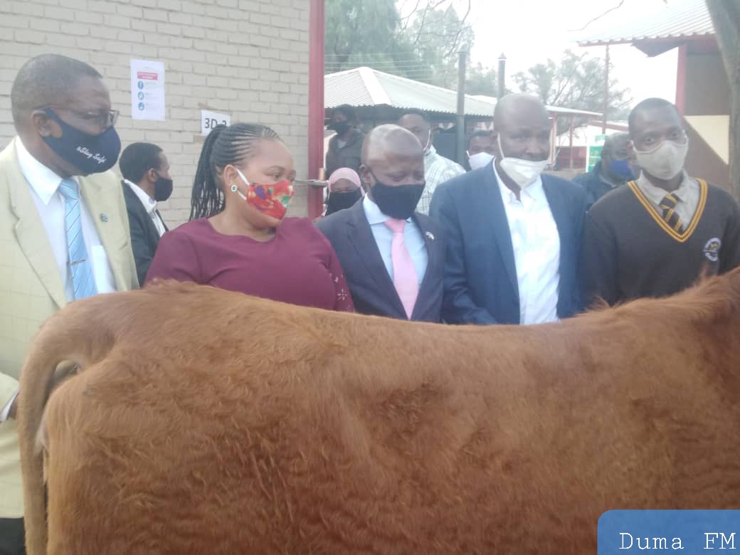AfricaFactsZone's tweet photo. In Botswana, the Best Performing Student at a Junior Secondary School, Gift Jr. Nakedi has been rewarded with a P25,000 ($2,186) Simental cow.

He had 6 As and 3 Bs in his Junior Certificate Exam. https://t.co/0L9cK6Q42N