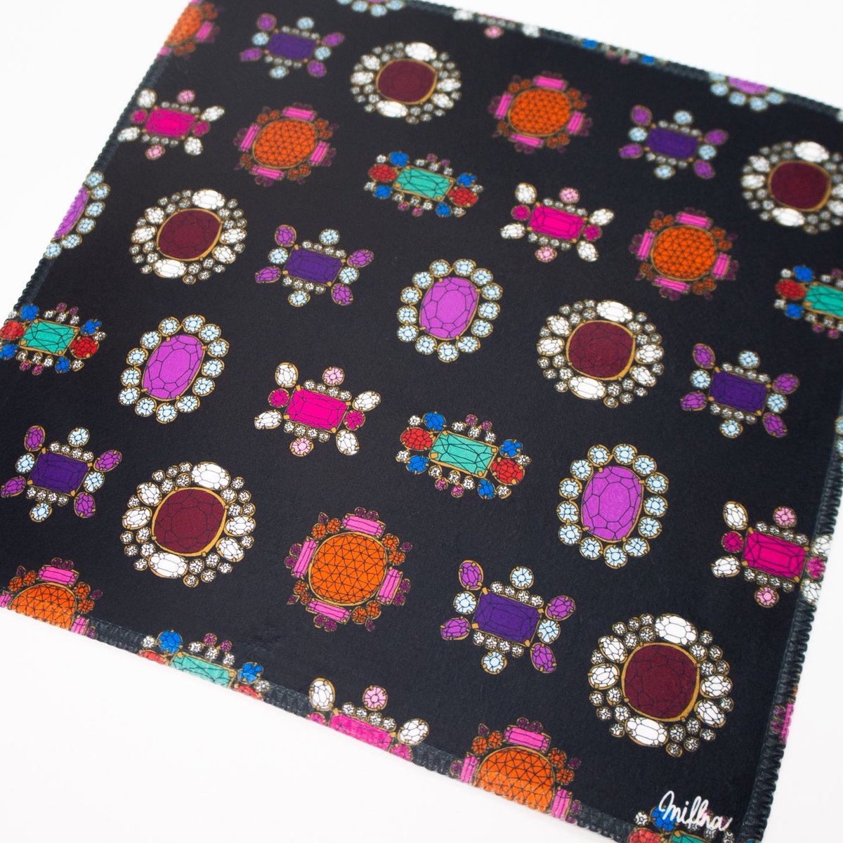 まだまだ暑いのでハンカチの御紹介です かわいいだけかと思いきや 裏地がタオル素 Millnaのイラスト