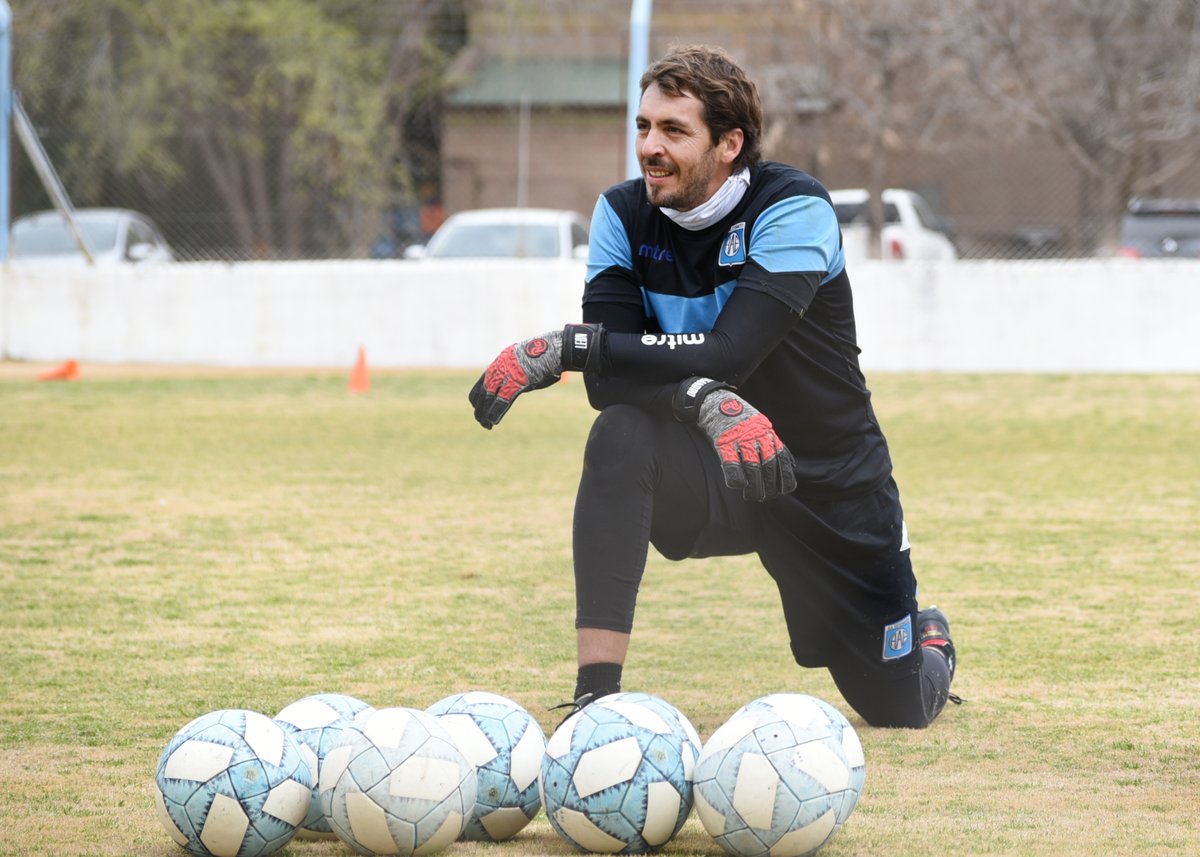 EstudiantesRio4's tweet photo. #LaVuelta Los arqueros del León 🥅🧤⚽️ Divididos en grupos, Luis Ardente entrena junto a Joaquín Bigo, mientras que Brian Olivera trabaja con Ignacio Hildman. PFs. José Mancinelli. #QueLindoVolverAVerte 🦁 https://t.co/o4YJqZsLnF