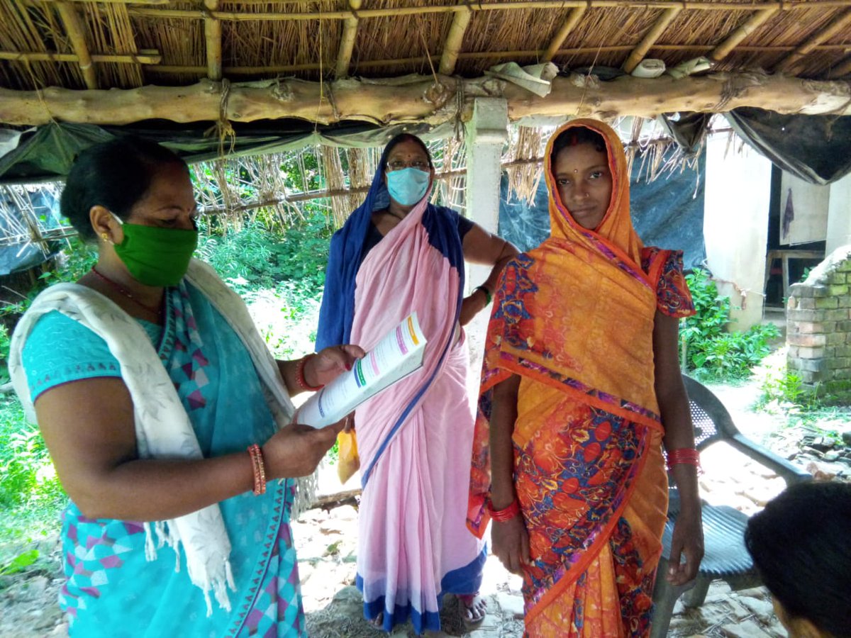 PrerakBharat's tweet photo. Addressing nutritional challenges. Bridging the nutrition gap, Anganwadi workers in district #Saharsa interacting with #beneficiaries and counselling them on its importance.  #Poshanmaah2020 #PoshanAbhiyaan  #NutritionMonth 
#PoshanTyoharSeVyavahar 
@POSHAN_Official 
@MinistryWCD https://t.co/cJ474odFsg