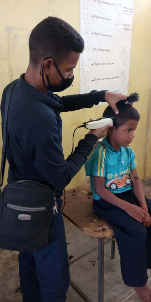 _LaAvanzadora's tweet photo. Continuamos la atención medico asistencial a nuestros niños y niñas de Monagas, esta vez en la comunidad Mosú, del municipio #Bolívar, atendiendo a traves de la @fundaninomon a 250 niños y niñas.

@NicolasMaduro 
@dcabellor 
@PartidoPSUV https://t.co/GqBKtDHtwW