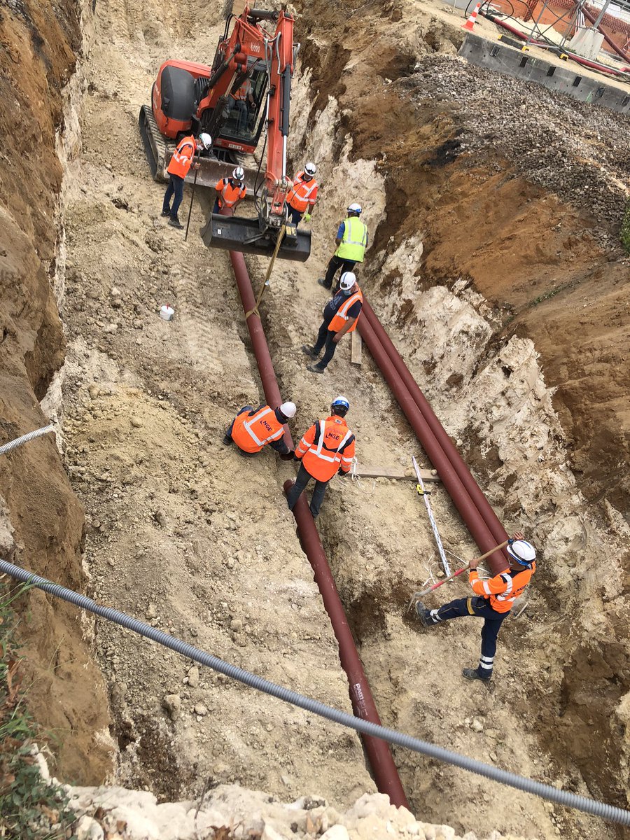 Kneubuhlerserge's tweet photo. Avant la pose du passage souterrain, les agents mettent en terre les #canalisations pour optimiser l’evacuation d’eau de pluie 👷‍♂️👷‍♀️@SNCFReseau #Briare #IFPSE https://t.co/IiYNCFGuCV