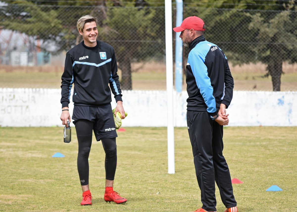 EstudiantesRio4's tweet photo. #LaVuelta Los arqueros del León 🥅🧤⚽️ Divididos en grupos, Luis Ardente entrena junto a Joaquín Bigo, mientras que Brian Olivera trabaja con Ignacio Hildman. PFs. José Mancinelli. #QueLindoVolverAVerte 🦁 https://t.co/o4YJqZsLnF