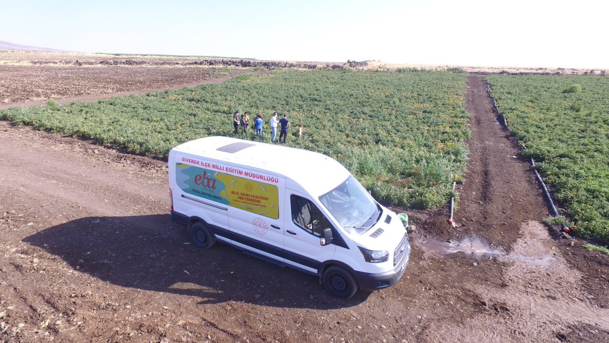 🚌”EBA Mobil Destek Aracı” Siverek Yollarında

Şanlıurfa'da hafta sonu tatilinde ailelerinin yanında tarlada vakit geçiren öğrenciler için EBA Mobil Destek Aracı hizmet veriyor.

Haber👉 bit.ly/3hWYwU1