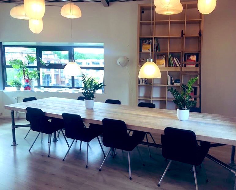 Werkplek / Kantoorruimte te huur in het centrum van Soest.

Wil jij naast al het thuiswerken, ook een paar dagen op een kantoor werken? Of zoek je een eigen kantoor?

3 kantoorruimtes inmiddels bezet. Maar wij hebben voor jou nog 1 inspirerende werkplek beschikbaar!

 #soest