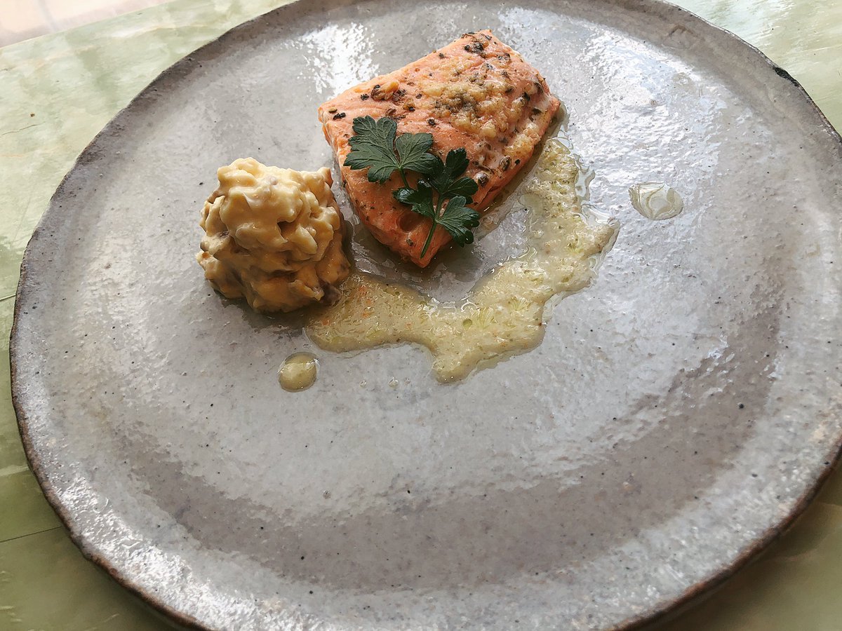 魔女っこれい Twitterissa サーモンステーキをレア焼きで食べる 刺身用のサーモン短冊に塩胡椒 ハーブソルトでも をして超弱火のフライパンに オリーブオイル 蓋をして両面レアに焼いた ソースはペスカのドレッシング オリーブオイル レモン 頂き物のいぶりがっこ