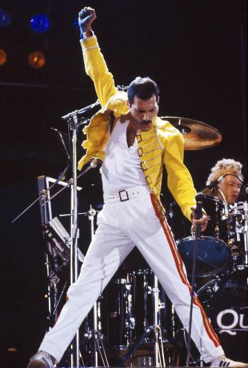 Frecmusi's tweet photo. Hoy cumpliría 74 años el vocalista y líder de #Queen, el único e inigualable #FreddieMercury. Muchas Felicidades Freddie 🎂🎉 https://t.co/lIxhNn0eVf