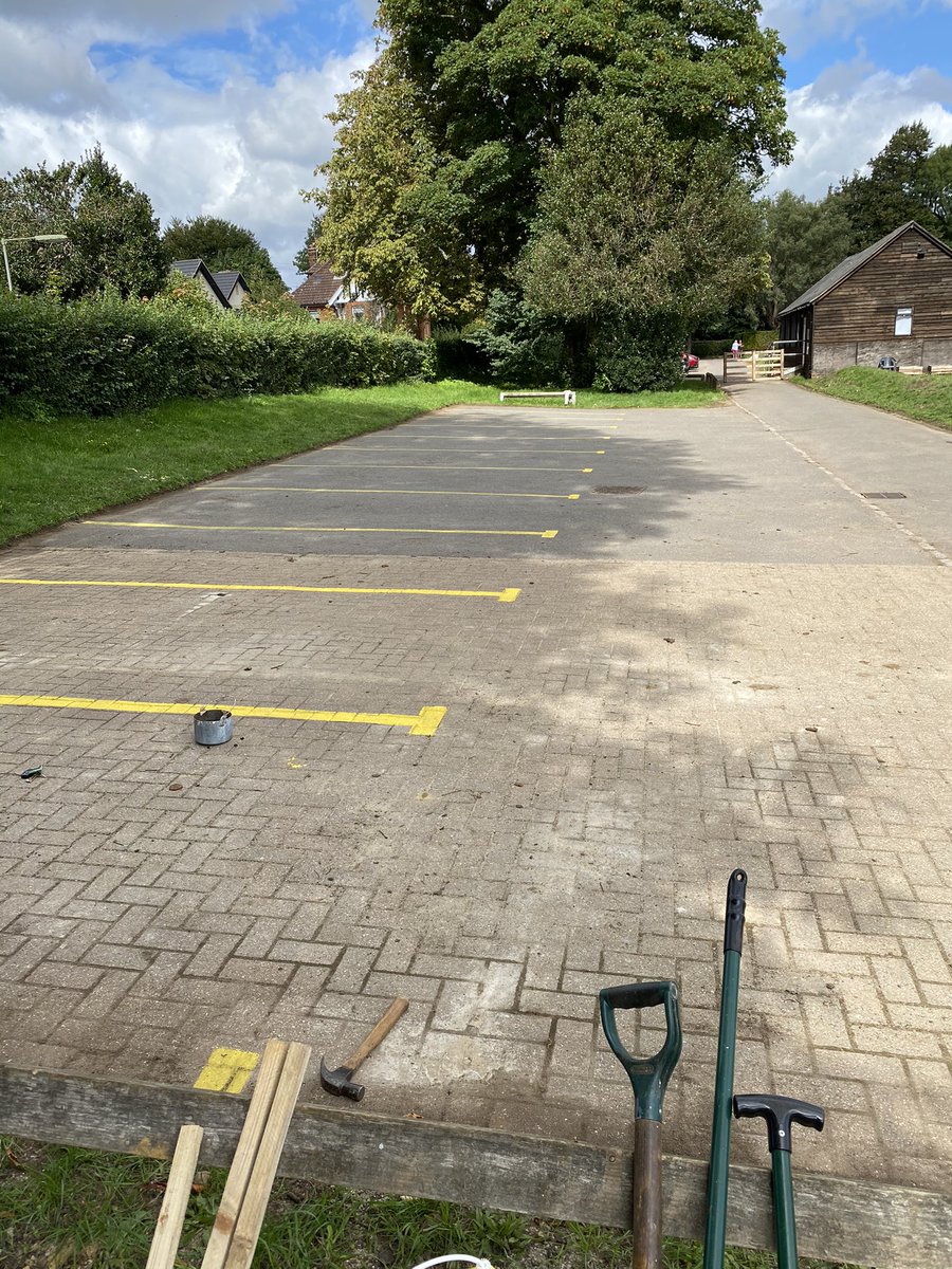 Holloway_Hill's tweet photo. Heartfelt thanks to those of you from @GodalmingCC &amp; @BusbridgeTennis clubs who joined the community work party @Holloway_Hill today. We now have cleaned out guttering, edges recovered &amp; marked car parking spaces. Differently-abled bay still to do but coming soon. https://t.co/foEkdzoz0k