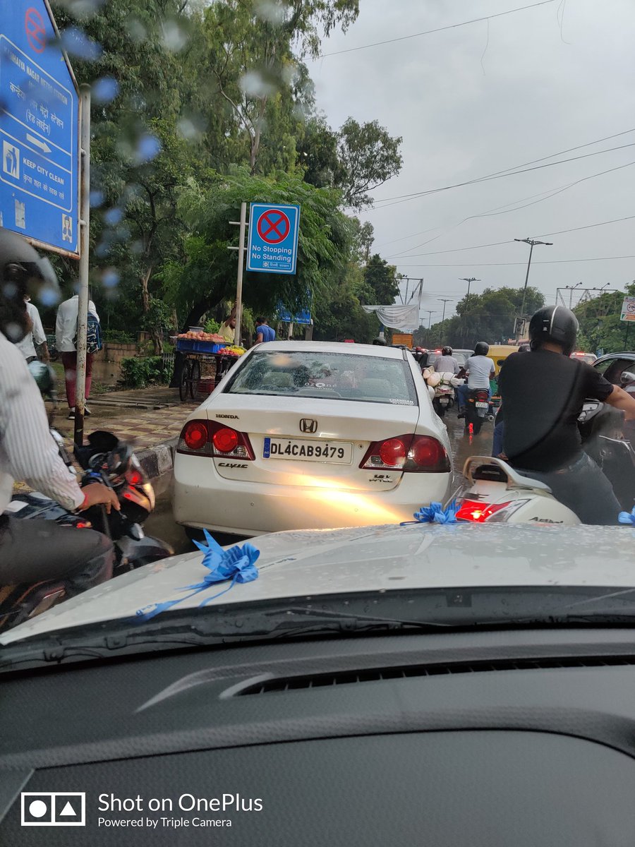 camayur_kapoor's tweet photo. Car park on ashok vihar road in no parking zone..
#Heavytraffic #wrongpark
@dtptraffic @dcptndr https://t.co/RMMITfAJm1