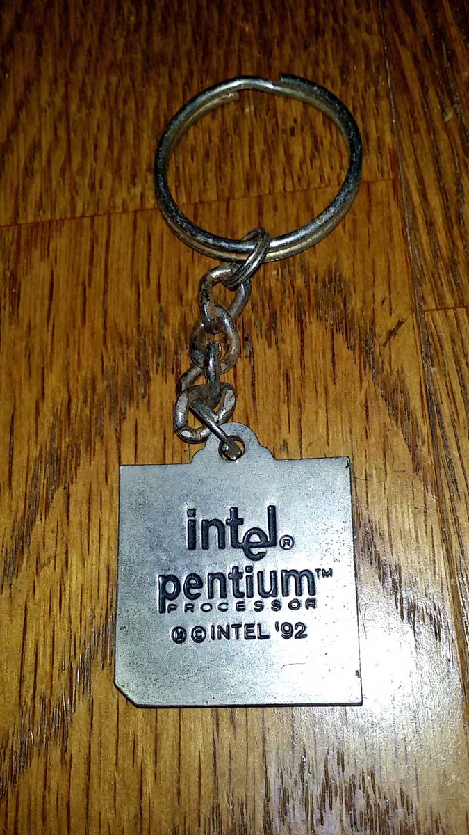 Intel Pentiumのキーホルダー…こういうCPUのシリコンウェーハだかダイ