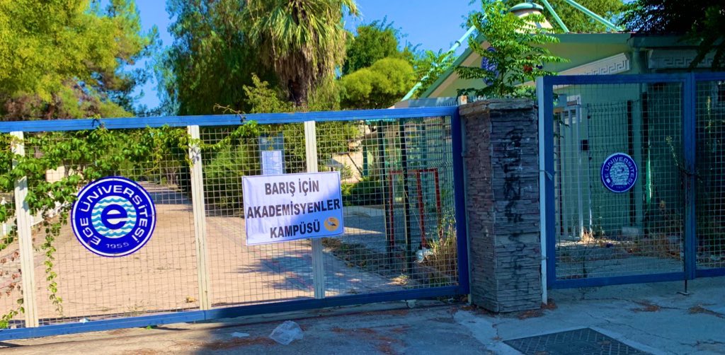 MavraPostasi's tweet photo. Marmara Üniversitesi’nde kampüse “Recep Tayyip Erdoğan Külliyesi” ismi verilmiş, ardından öğrenciler kampüsün ismini “Barış için Akademisyenler Kampüsü” olarak değiştirmişti. Ege Üniversitesi’nde öğrenciler de kampüsün ismini, Barış için Akademisyenler Kampüsü olarak değiştirdi https://t.co/HvtlrfquU1