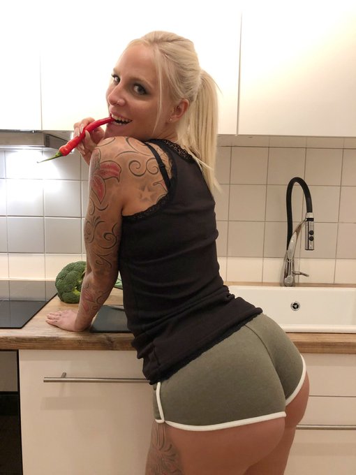 Scharf 🌶 https://t.co/fhx9m1adK2 https://t.co/KeHdi9gNF0<a href="/tag/fashion"class="tags"><span>#fashion</span></a><a href="/tag/lifestyle"class="tags"><span>#lifestyle</span></a><a href="/tag/blonde"class="tags"><span>#blonde</span></a><a href="/tag/highheels"class="tags"><span>#highheels</span></a><a href="/tag/leggings"class="tags"><span>#leggings</span></a>