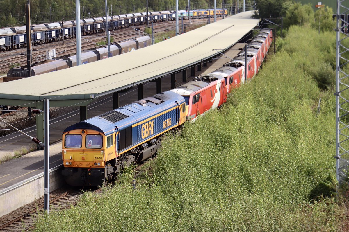 HiPa125's tweet photo. GBRf #Class66 66765 stands guard in front of eight GEC Electra 140mph #Class91 locomotives at the (former) Royal Mail Terminal in Doncaster.
#PanDown
05/09/20 https://t.co/aJirkIG9iL