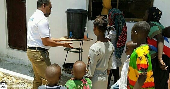 HVNGlobal's tweet photo. VOLUNTEER IN NORTH EAST NIGERIA TAKES PART IN THE ONE MILLION ACTS OF CHARITY CAMPAIGN! 

Dr. Dumebi Anene from Maiduguri Chapter carried out a handwashing campaign for indigent children at Giwa community, Borno state. 

To donate 👉https://t.co/PCMFUJ5Zdj

#ActsofCharity https://t.co/O3RZONovpo