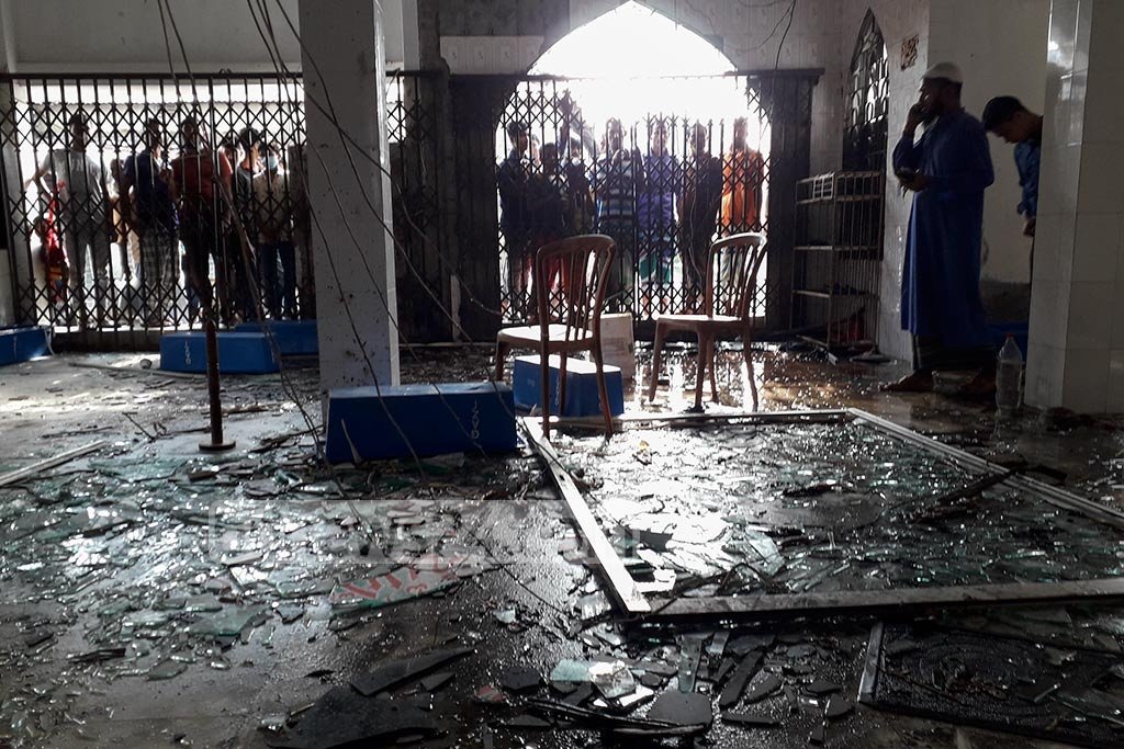 uniindianews's tweet photo. Bangladesh mosque blast death toll rises to 20.
#GasPipelineExplosion #Dhaka #Bangladesh #BreakingNews #explosion #mosque https://t.co/sfiYzfGvXe