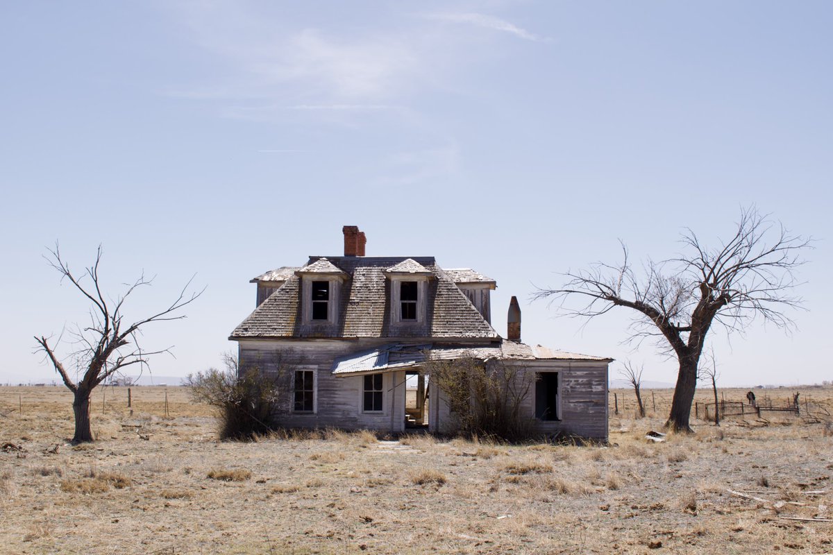 lotusstudiosuk's tweet photo. The #usa is littered with abandoned buildings and towns with only a handful of people. This was taken somewhere on the Texas / New Mexico border.
.
.
.
.
#abandonedplaces #abandonedphotography #texas #newmexico #roadtrip #usroadtrip #ghosttown #wanderlust https://t.co/2nRZcCBLil