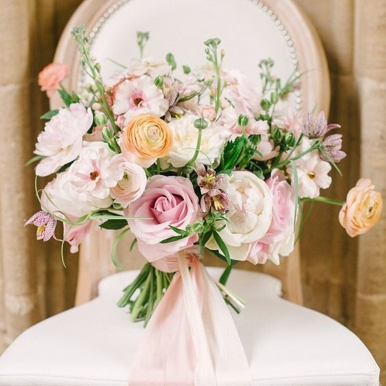 The subtle color pops in this bouquet tho..✨

.
.
.
#weddingideas #wedding2020 #allthingsbridal  #bridalstyle #bridalinspo #flowers #weddingvenue #weddingvenueinspo #bouquet