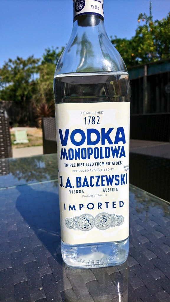 BTrockhy's tweet photo. @eLeSeF1 No to ciekawostka. Wódka Baczewski jest dostępna w dużej sieci spożywczej "Trader Joe's" w Północnej Kalifornii. Tak po prostu. Stała na półce, to wziąłem. Niestety wódzitsu jest wykonane w Austrii, nie wiedzieć czemu. Na dowód dorzucam zdjęcia...Na zdrowie! 😎 #Baczewski #wódka https://t.co/BHmhG2pZWM