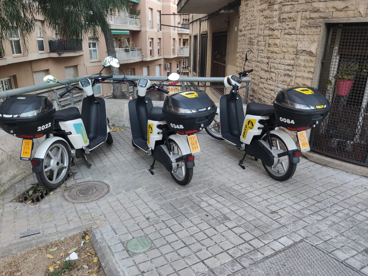 Xfarremo's tweet photo. Motos de lloguer 5 dies aparcades davant la finestra d'un pis incomplint l'ordenança de @bcn_ajuntament a Dante Alighieri amb passatge de Vila i Rosell. Si fossin particulars hi hauria multa @barcelona_GUB ? Cada dia passen diverses patrulles per aquí i semblen invisibles.Feu RT https://t.co/MN9WXMZRA2
