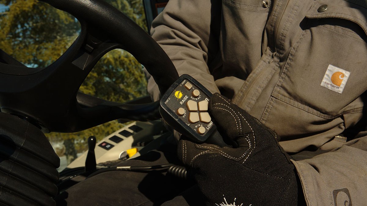 With our NEW Minute Mount 2 Tractor Kits, operators can now attach heavy-duty straight blade, v-plow, and winged snowplows to tractors: bit.ly/38fSZ74