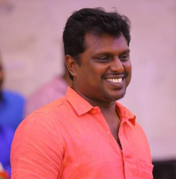 idumbaikarthi3's tweet photo. எத்தனையோ வசவுகள், பழிச்சொற்கள், அவதூறுகள் எதன்பொருட்டும் தற்சோர்வை, விரக்தியை கண்டதில்லை. அப்படியே இருக்கிறீர்கள��.வியந்து பார்க்கிறேன்!

அண்ணனென்று அழைத்தாலும் மூத்தப்பிள்ளை போலதான் நீங்களும், அண்ணியும் பார்ப்பீர்கள். 

இனிய பிறந்த நாள் வாழ்த்துகள் அண்ணே! வாழ்வாங்கு வாழ்க! https://t.co/fzYYXiEpog