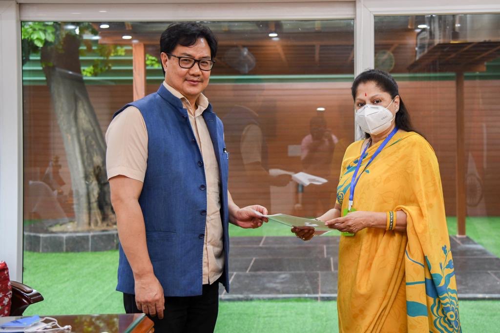 yashodhararaje's tweet photo. Had an excellent meeting with Union Minister for Sports &amp; Youth Welfare Sh.@KirenRijiju  ji in New Delhi to discuss ongoing and future developments with the Academies of Excellence in Madhya Pradesh.
#JansamparkMP #MPStateAcad 
@IndiaSports https://t.co/TjVvgmCEwu