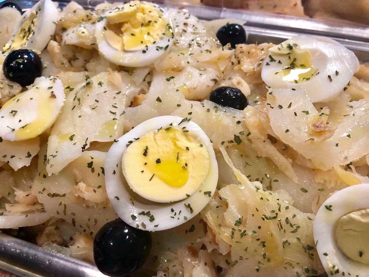 VienaDoCastelo's tweet photo. Good morning Winnipeg ❤️ Lunch specials for today!!! #vienadocastelo #portuguesefood #inthekitchenwithana🇵🇹 #wpgeats #westendbiz #supportlocal #socialdistance #alcatra #beefroast #braisedpeaswithchouriço #bacalhauagomesdesá #codandpotatoes #coxinha #pasteisdwbacalhau #rissois https://t.co/HWKk9IWHfL