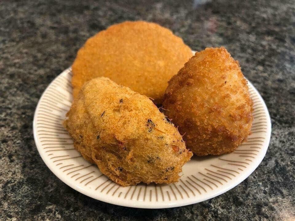 VienaDoCastelo's tweet photo. Good morning Winnipeg ❤️ Lunch specials for today!!! #vienadocastelo #portuguesefood #inthekitchenwithana🇵🇹 #wpgeats #westendbiz #supportlocal #socialdistance #alcatra #beefroast #braisedpeaswithchouriço #bacalhauagomesdesá #codandpotatoes #coxinha #pasteisdwbacalhau #rissois https://t.co/HWKk9IWHfL