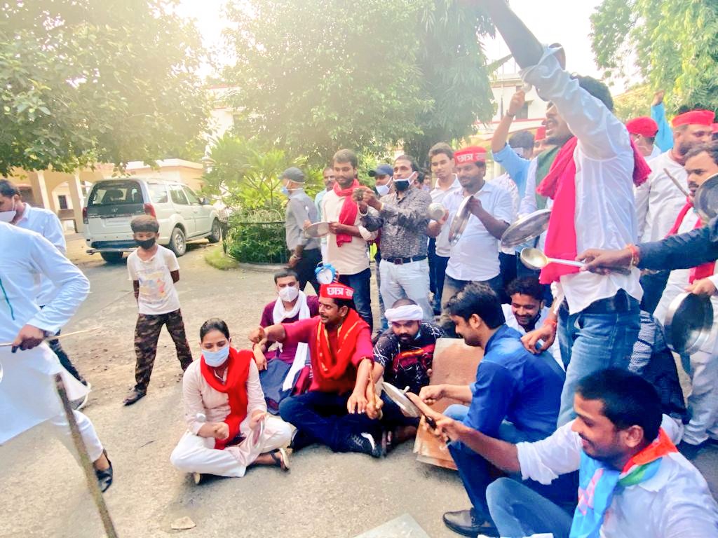NehaYadavBHU's tweet photo. रोजी रोटी दे सके जो वो सरकार निकम्मी है।
जो सरकार निकम्मी है,वो सरकार बदलनी है।।

#बेरोजगारी_पर_थाली_बजाओ
#5बजे5मिनट https://t.co/KD0UYoaLsl